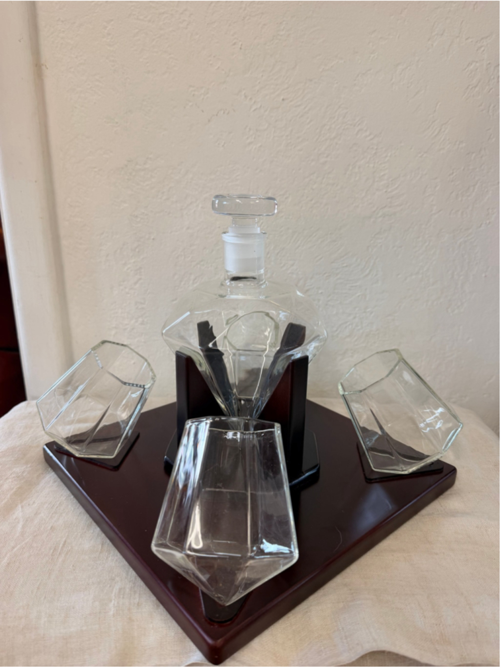 The Wine Savant Diamond Whiskey Decanter 4 Glasses Mahogany Wood Stand 750ml Set